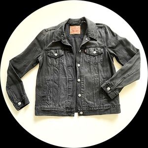 Womens black Levi’s denim jacket!